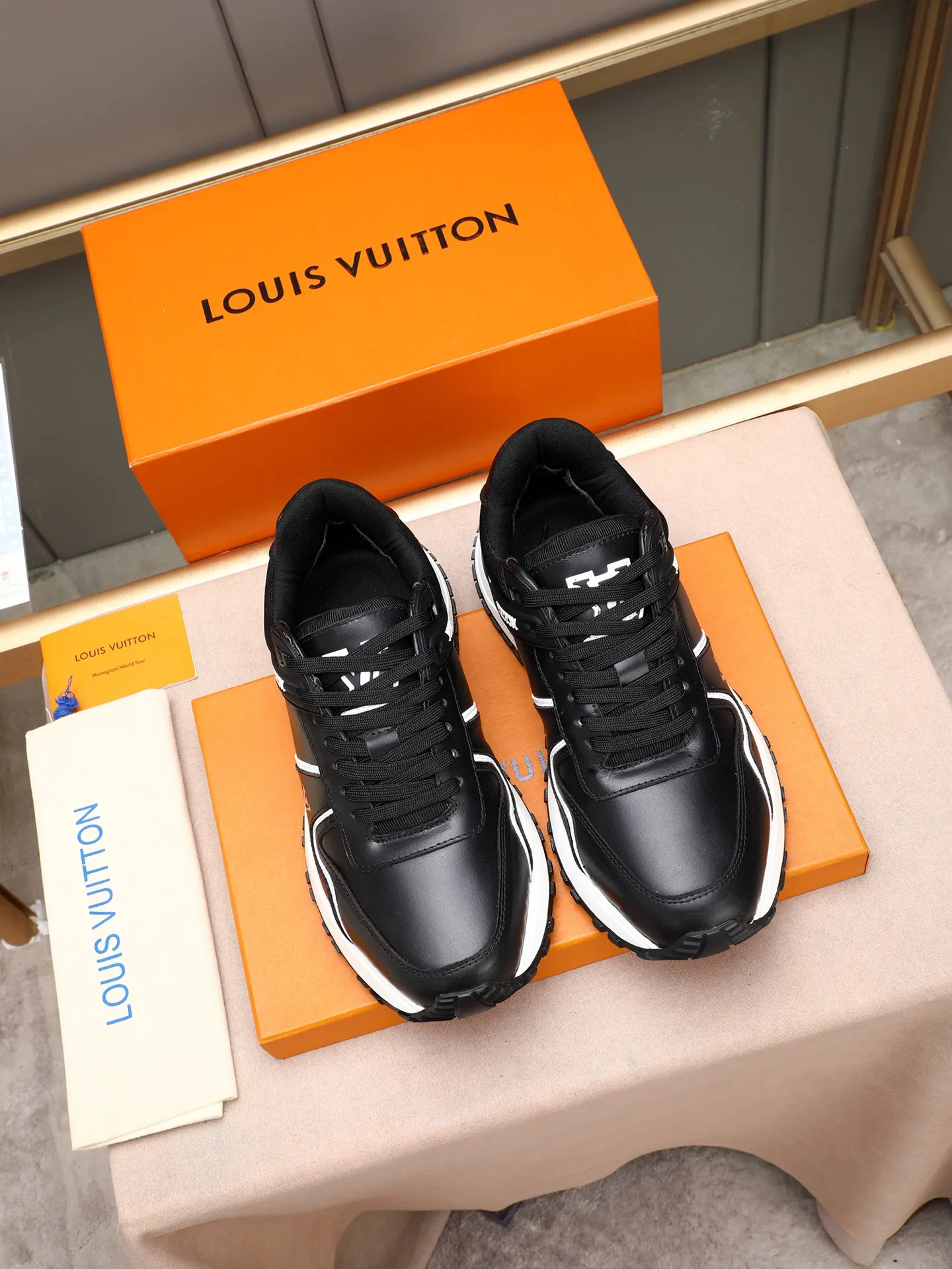 Men's Shoes 💰660 L The Run Away Maxi sneaker debuts in the 2025 collection and continues the iconic design of the Run Away sneaker. The smooth cowhide leather upper features contrasting LV lettering and Vuitton logos, and a lightweight rubber wedge outsole evokes running shoe construction. High level of comfort. Looks good, wears well and matches well. Worth buying! 7 color selection size: 39-44 (45 customized)